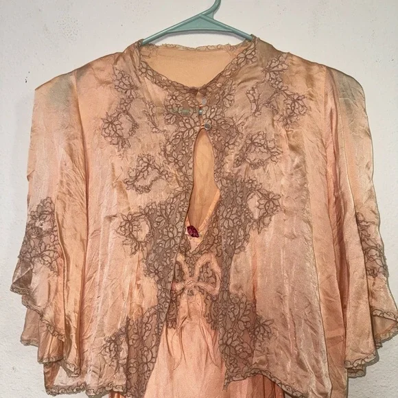 1930s silky peach nightgown and bed jacket - Picture 2 of 5